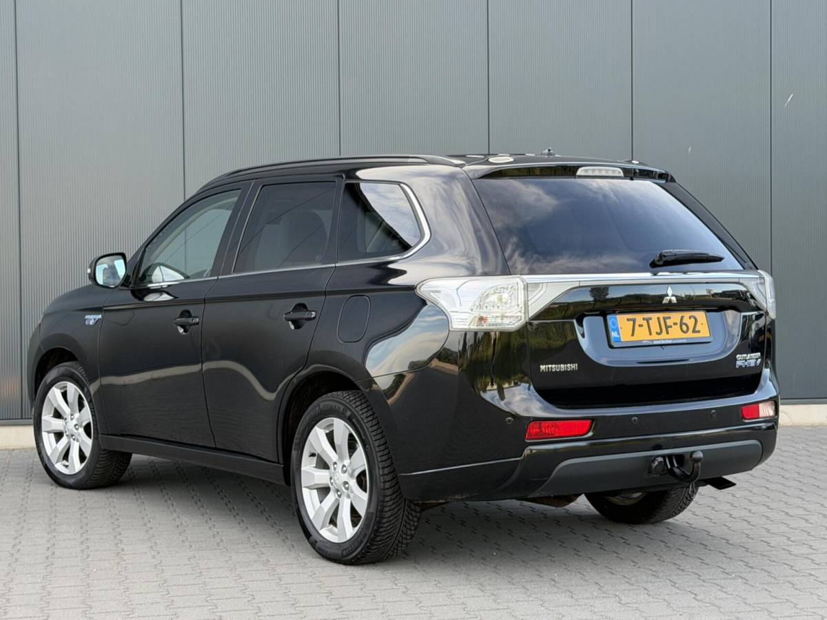 Mitsubishi Outlander Mitsubishi Outlander 2.0 PHEV Instyle+ Schuifdak – Leder – Trekhaak