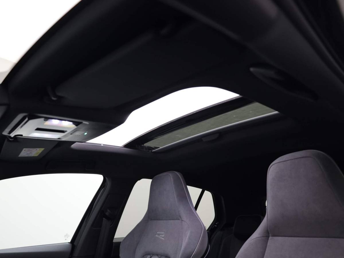 Volkswagen Golf Volkswagen Golf 1.5eTSI/130PK DSG R-Line · Panoramadak · Apple/Android Car Play · Stoel & Stuurverwarming · Navigatie