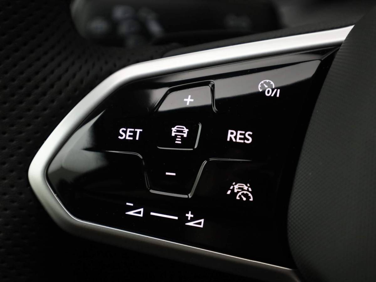 Volkswagen Golf Volkswagen Golf 1.5eTSI/130PK DSG R-Line · Panoramadak · Apple/Android Car Play · Stoel & Stuurverwarming · Navigatie