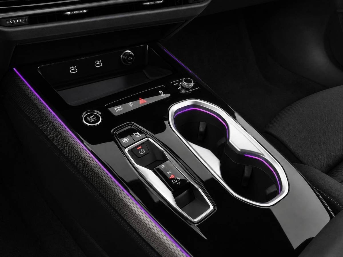 Audi A6 Audi A6 Avant 2.0 367pk e-hybrid Quattro S edition Competition · Wegklapbare Trekhaak · 360 Camera · B&O Audio · Elek. Voorstoel · Head-Up · 20” Inch · Garantie t/m 09-07-2030 of 100.000km