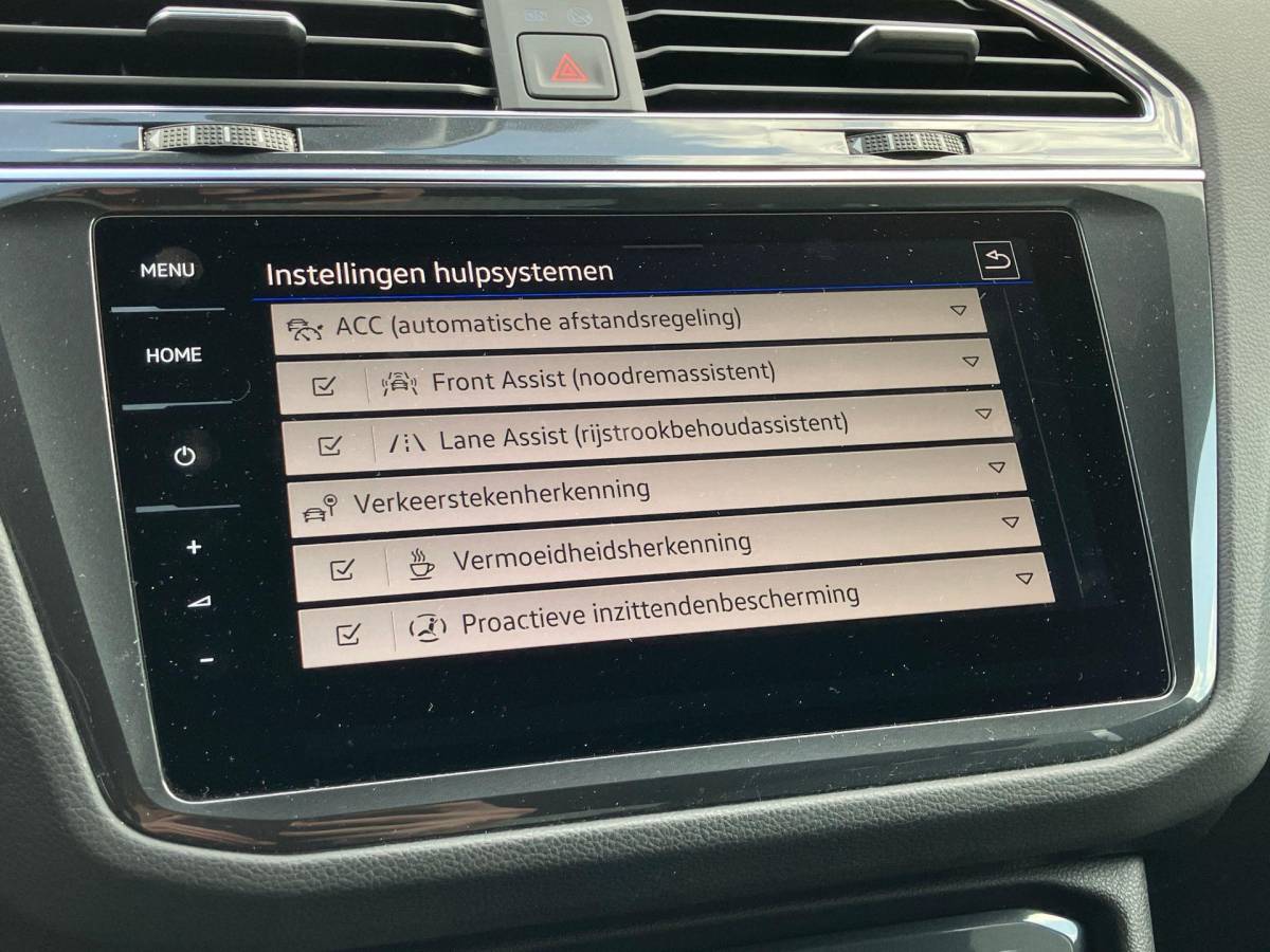 Volkswagen Tiguan Volkswagen Tiguan 1.5TSI/150PK R-Line DSG · Panoramadak · Harman Kardon sound · Apple/Android Car Play · Camera + Parkeersensoren