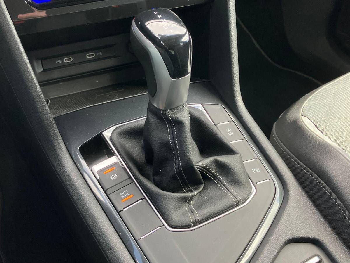 Volkswagen Tiguan Volkswagen Tiguan 1.5TSI/150PK R-Line DSG · Panoramadak · Harman Kardon sound · Apple/Android Car Play · Camera + Parkeersensoren