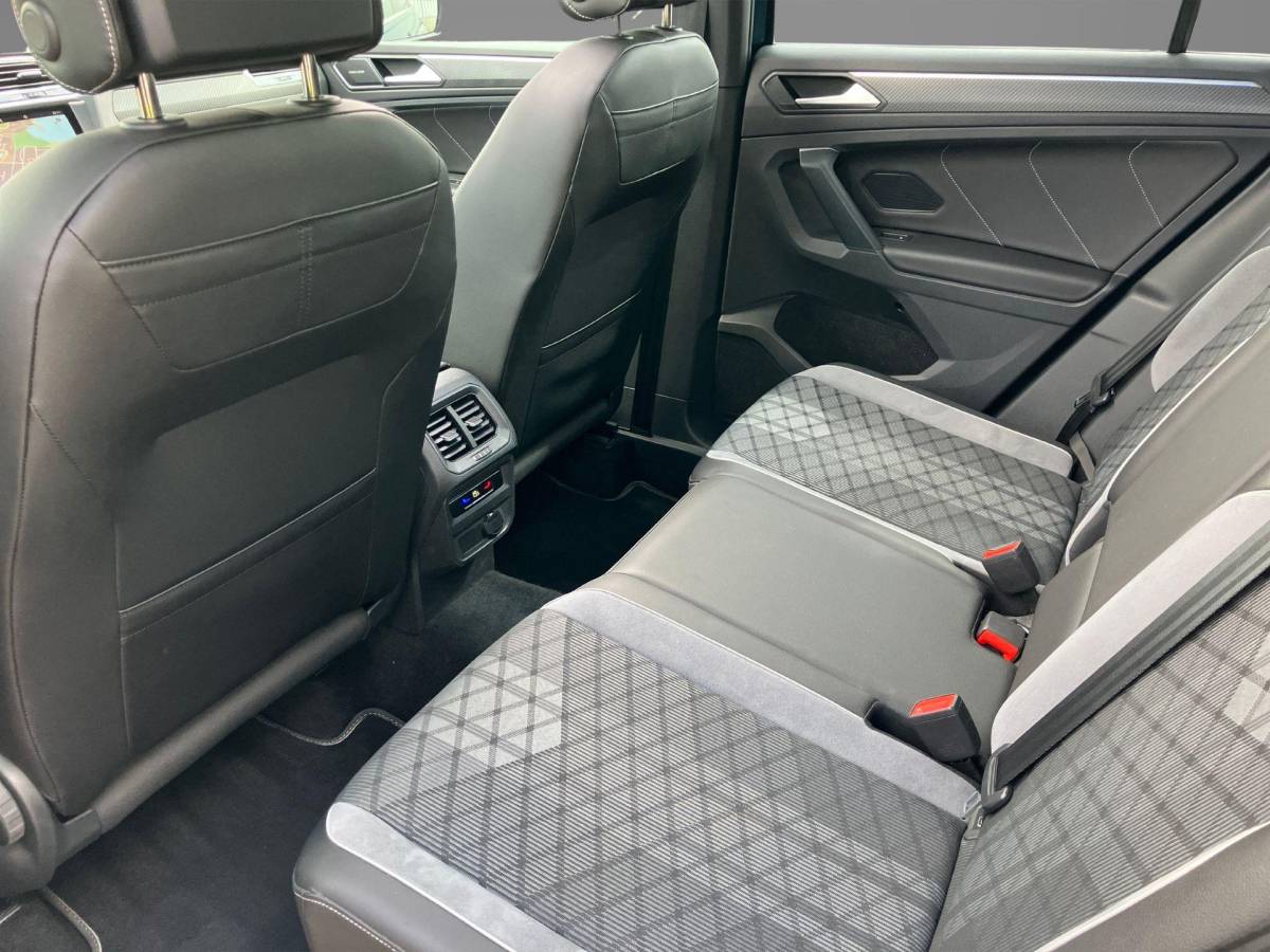 Volkswagen Tiguan Volkswagen Tiguan 1.5TSI/150PK R-Line DSG · Panoramadak · Harman Kardon sound · Apple/Android Car Play · Camera + Parkeersensoren