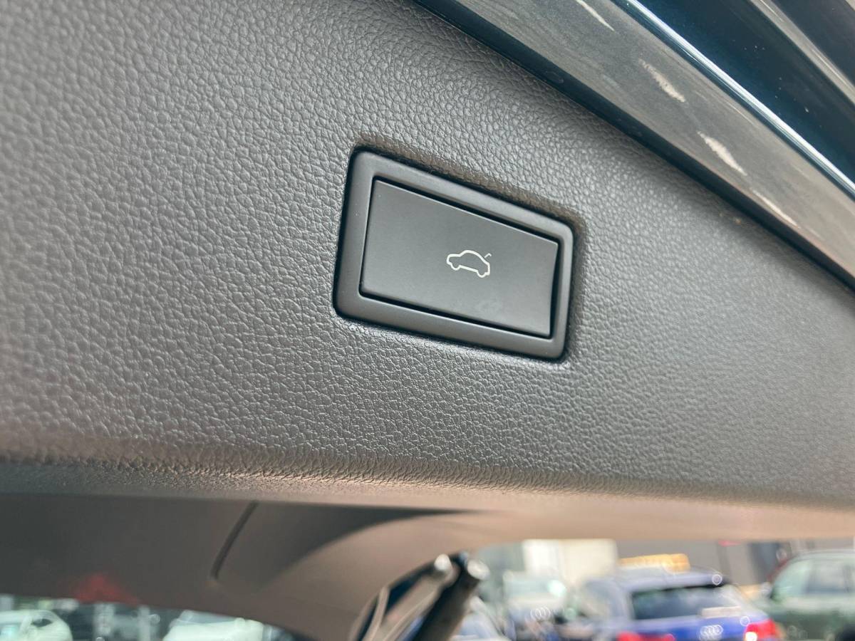 Volkswagen Tiguan Volkswagen Tiguan 1.5TSI/150PK R-Line DSG · Panoramadak · Harman Kardon sound · Apple/Android Car Play · Camera + Parkeersensoren
