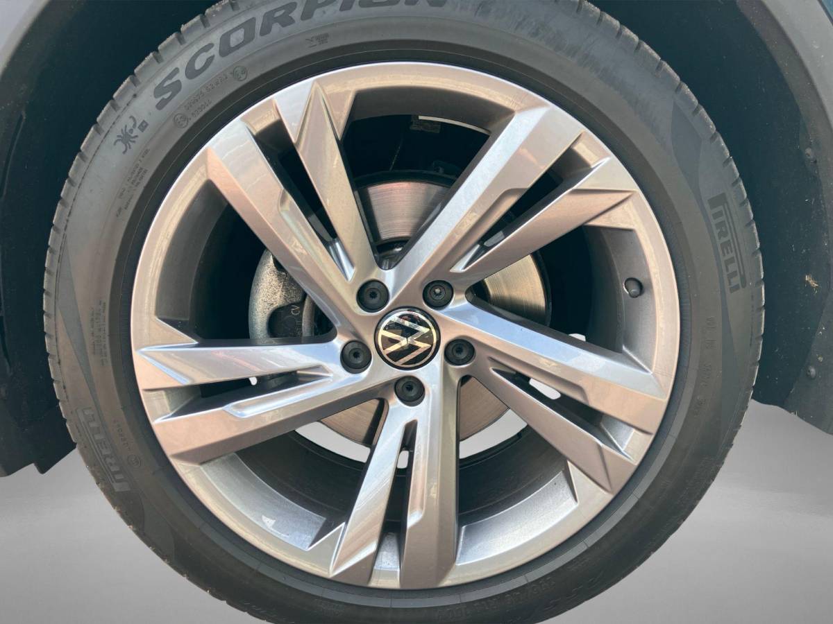 Volkswagen Tiguan Volkswagen Tiguan 1.5TSI/150PK R-Line DSG · Panoramadak · Harman Kardon sound · Apple/Android Car Play · Camera + Parkeersensoren