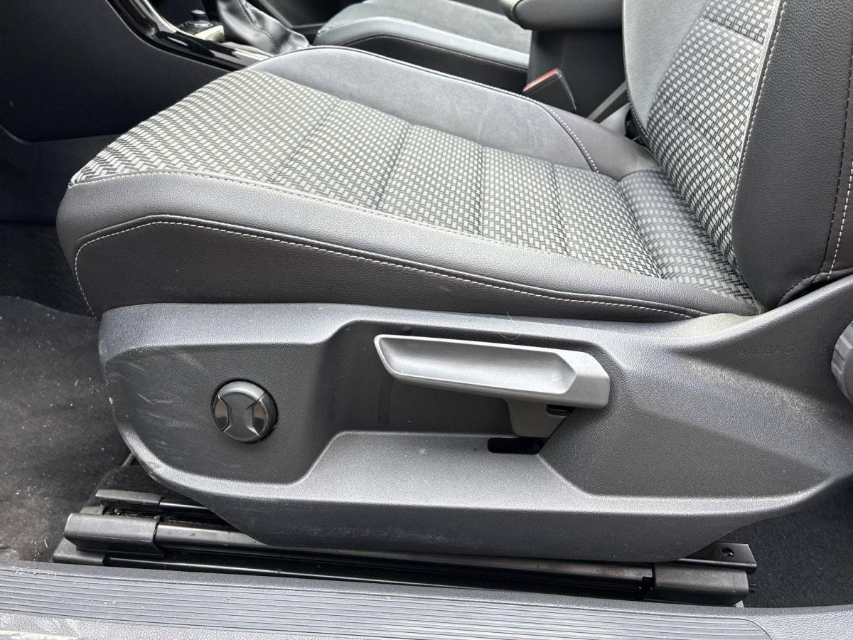 Volkswagen T-Roc Volkswagen T-Roc Cabrio 1.5TSI/150PK R-Line DSG · Apple/Android Car Play · Stoel-& Stuurverwarming · Parkeersensoren