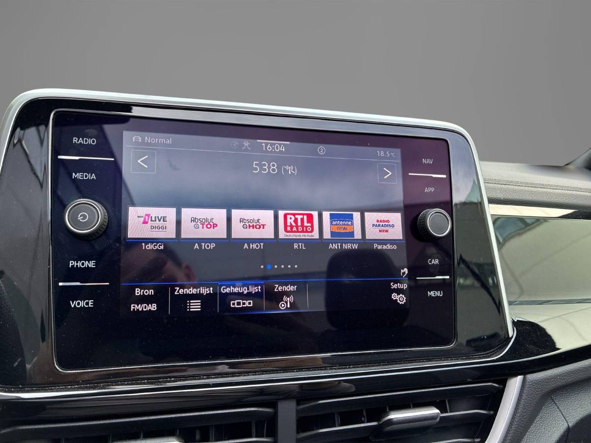 Volkswagen T-Roc Volkswagen T-Roc Cabrio 1.5TSI/150PK R-Line DSG · Apple/Android Car Play · Stoel-& Stuurverwarming · Parkeersensoren