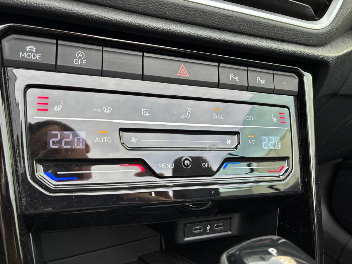 Volkswagen T-Roc Volkswagen T-Roc Cabrio 1.5TSI/150PK R-Line DSG · Apple/Android Car Play · Stoel-& Stuurverwarming · Parkeersensoren
