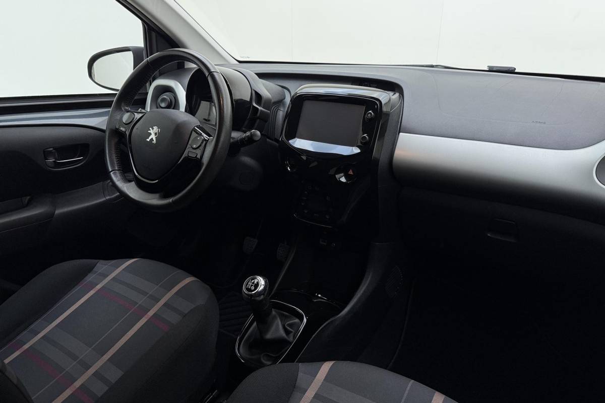 Peugeot 108 Peugeot 108 1.0 e-VTi Première | Trekhaak | Keyless start | Climate control | Lichtmetalen velgen |