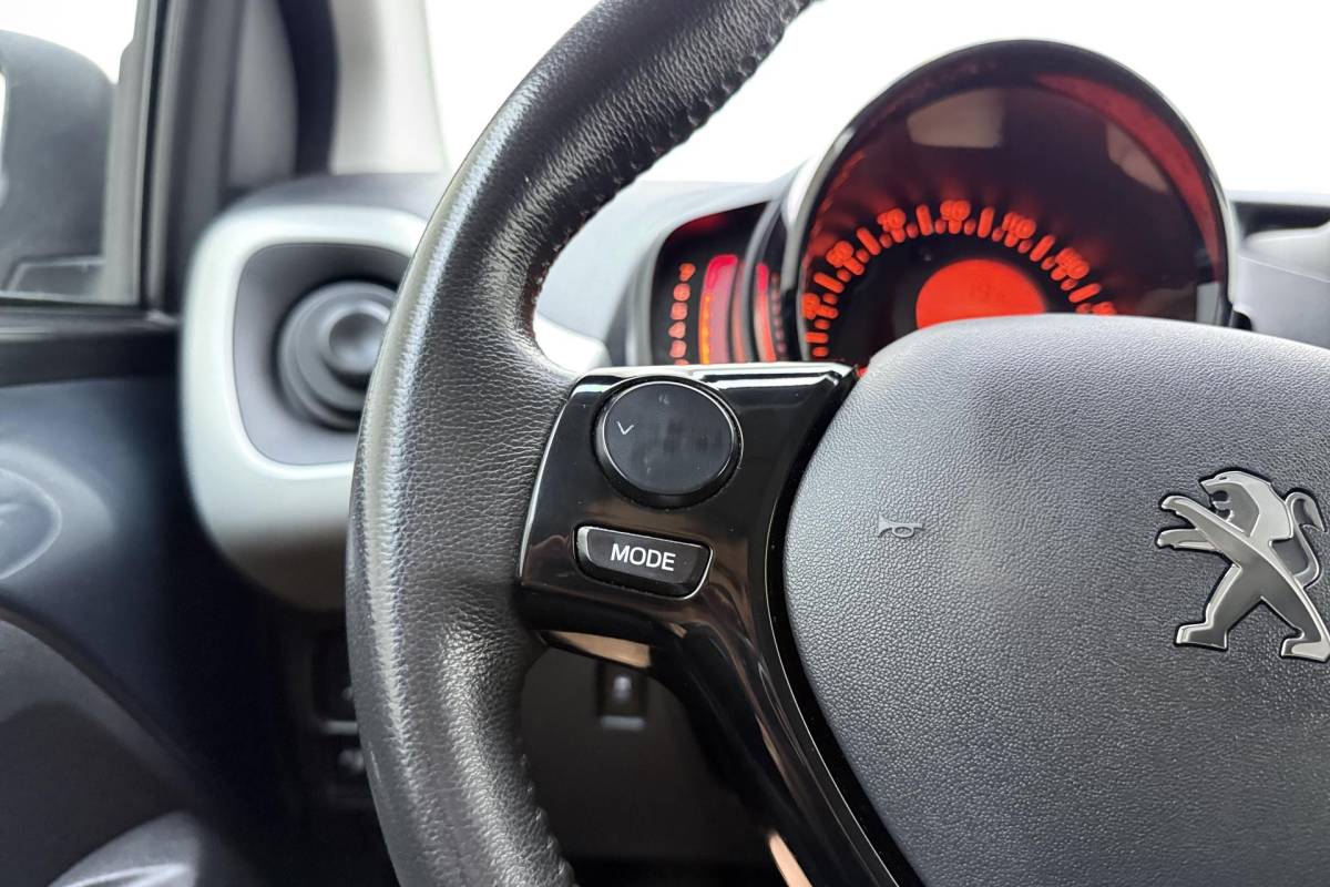 Peugeot 108 Peugeot 108 1.0 e-VTi Première | Trekhaak | Keyless start | Climate control | Lichtmetalen velgen |