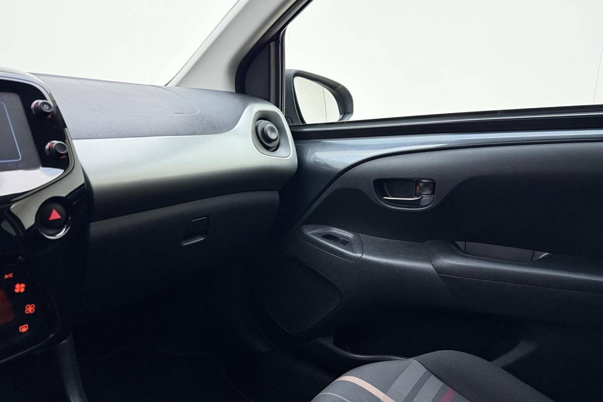 Peugeot 108 Peugeot 108 1.0 e-VTi Première | Trekhaak | Keyless start | Climate control | Lichtmetalen velgen |