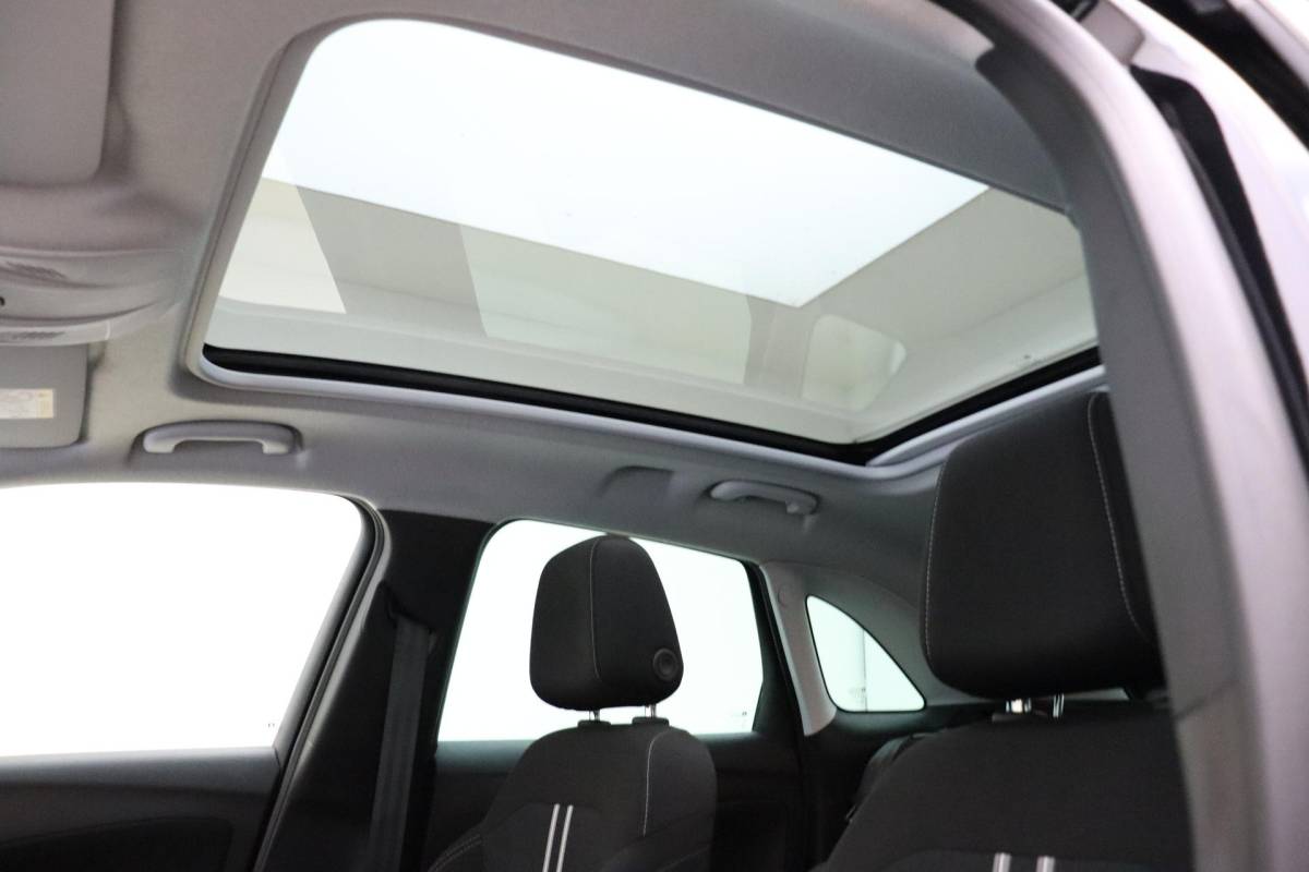 Opel Crossland Opel Crossland 1.2 Turbo 110pk Level 4 | Panoramadak | Navigatie | Camera | Climate control | Parkeersensoren | Lichtmetalen velgen | Getint glas | DAB Radio | Cruise control | Bluetooth