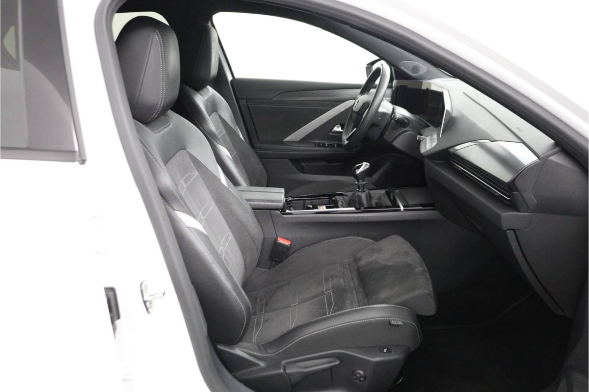Opel Astra Opel Astra 1.2 GS Line | 360 Cam | LED Plus | Ambilight | Navi | Apple Car Play – RIJKLAAR + BOVAG GARANTIE