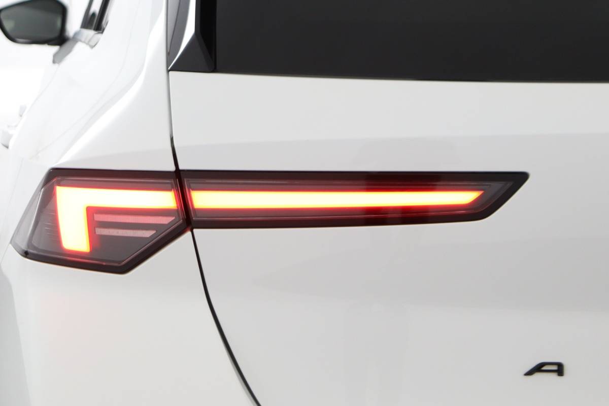 Opel Astra Opel Astra 1.2 GS Line | 360 Cam | LED Plus | Ambilight | Navi | Apple Car Play – RIJKLAAR + BOVAG GARANTIE