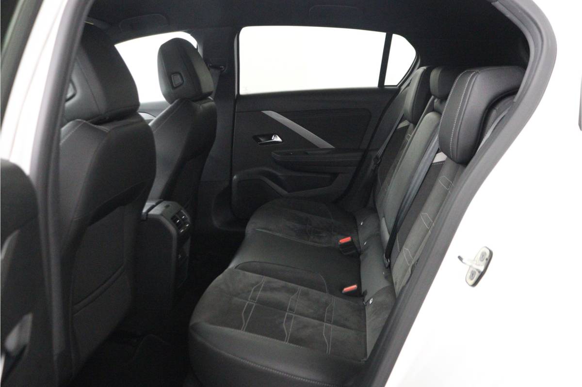 Opel Astra Opel Astra 1.2 GS Line | 360 Cam | LED Plus | Ambilight | Navi | Apple Car Play – RIJKLAAR + BOVAG GARANTIE