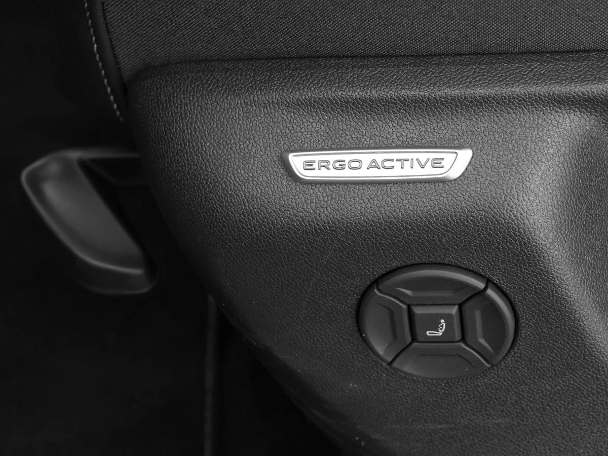 Volkswagen Tiguan Volkswagen Tiguan 1.5 eHybrid 204pk DSG R-Line Edition · Panoramadak · 360 Camera · Inklap. Trekhaak · Matrix LED · Stuur- & Stoelverwarming + Massage · Achterbank verwarmd · Garantie t/m 09-10-2030 of 100.000km