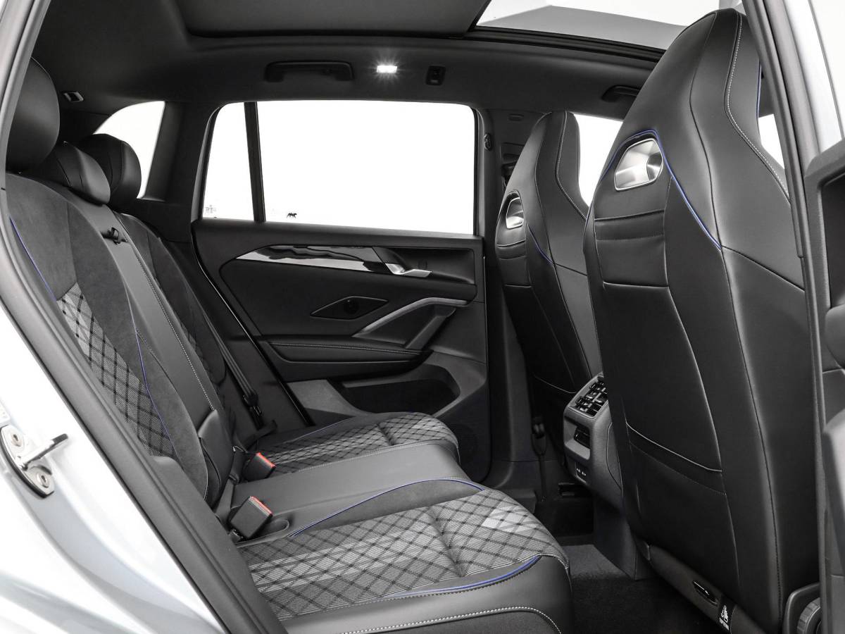 Volkswagen Tiguan Volkswagen Tiguan 1.5 eHybrid 204pk DSG R-Line Edition · Panoramadak · 360 Camera · Inklap. Trekhaak · Matrix LED · Stuur- & Stoelverwarming + Massage · Achterbank verwarmd · Garantie t/m 09-10-2030 of 100.000km