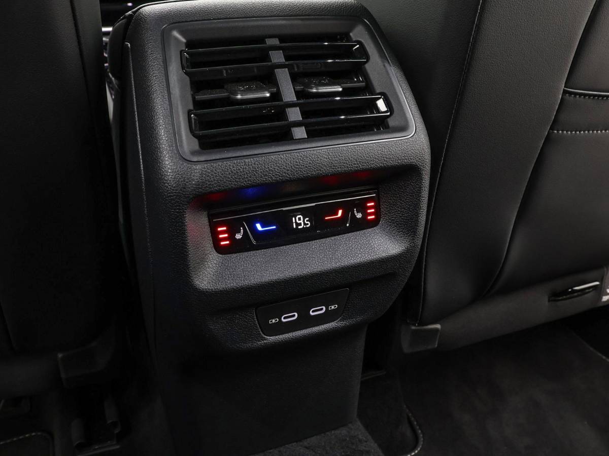 Volkswagen Tiguan Volkswagen Tiguan 1.5 eHybrid 204pk DSG R-Line Edition · Panoramadak · 360 Camera · Inklap. Trekhaak · Matrix LED · Stuur- & Stoelverwarming + Massage · Achterbank verwarmd · Garantie t/m 09-10-2030 of 100.000km