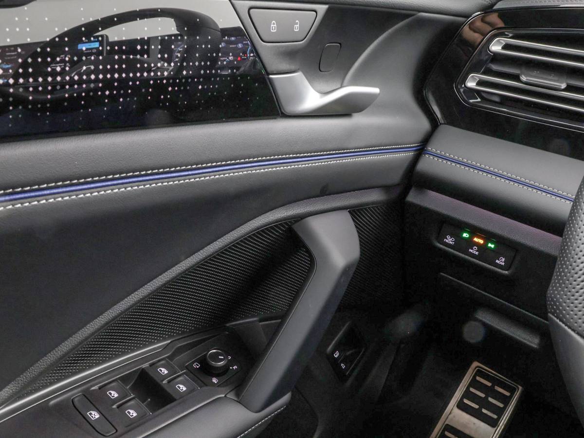 Volkswagen Tiguan Volkswagen Tiguan 1.5 eHybrid 204pk DSG R-Line Edition · Panoramadak · 360 Camera · Inklap. Trekhaak · Matrix LED · Stuur- & Stoelverwarming + Massage · Achterbank verwarmd · Garantie t/m 09-10-2030 of 100.000km