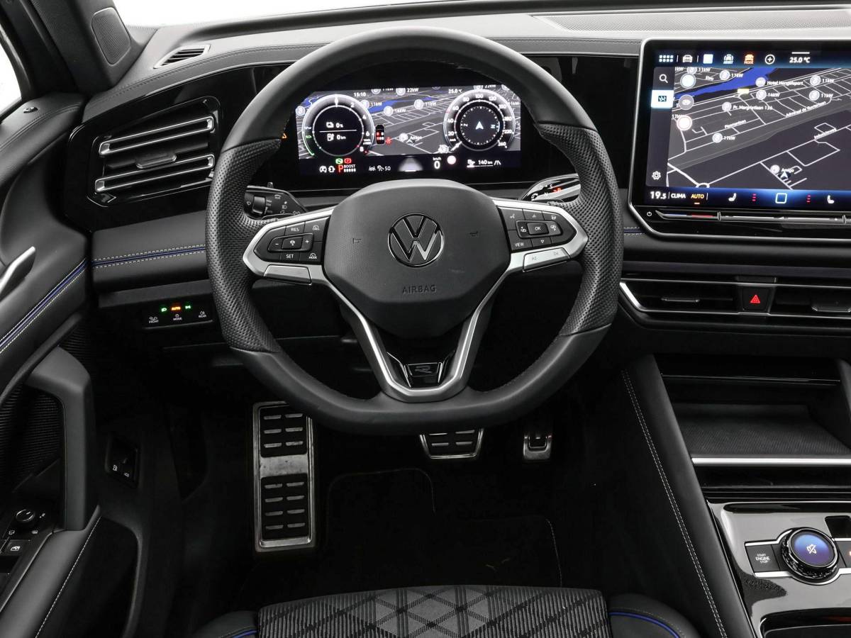 Volkswagen Tiguan Volkswagen Tiguan 1.5 eHybrid 204pk DSG R-Line Edition · Panoramadak · 360 Camera · Inklap. Trekhaak · Matrix LED · Stuur- & Stoelverwarming + Massage · Achterbank verwarmd · Garantie t/m 09-10-2030 of 100.000km