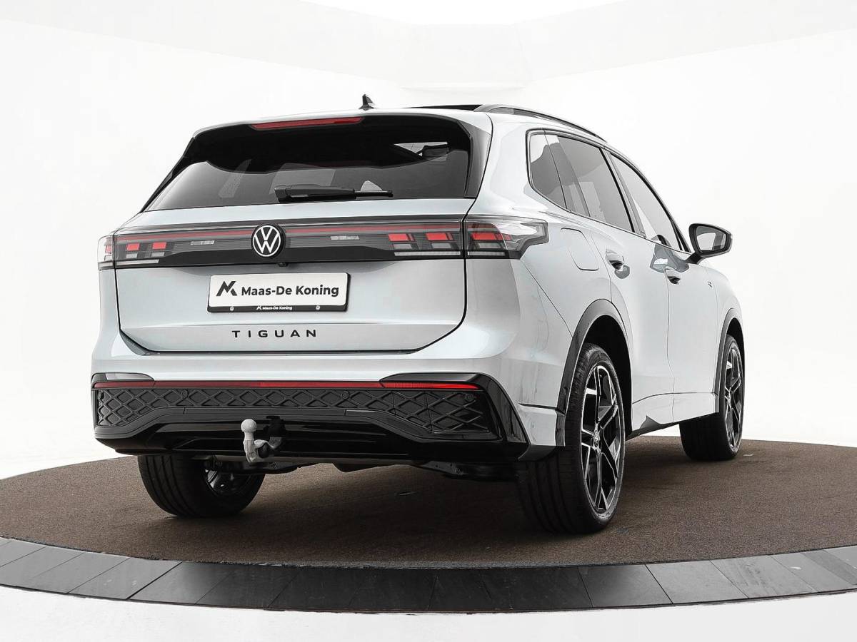 Volkswagen Tiguan Volkswagen Tiguan 1.5 eHybrid 204pk DSG R-Line Edition · Panoramadak · 360 Camera · Inklap. Trekhaak · Matrix LED · Stuur- & Stoelverwarming + Massage · Achterbank verwarmd · Garantie t/m 09-10-2030 of 100.000km