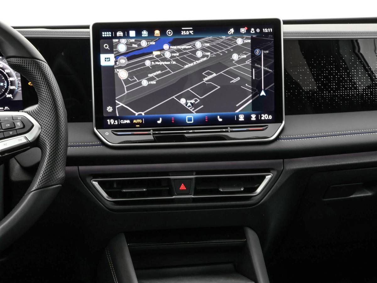 Volkswagen Tiguan Volkswagen Tiguan 1.5 eHybrid 204pk DSG R-Line Edition · Panoramadak · 360 Camera · Inklap. Trekhaak · Matrix LED · Stuur- & Stoelverwarming + Massage · Achterbank verwarmd · Garantie t/m 09-10-2030 of 100.000km