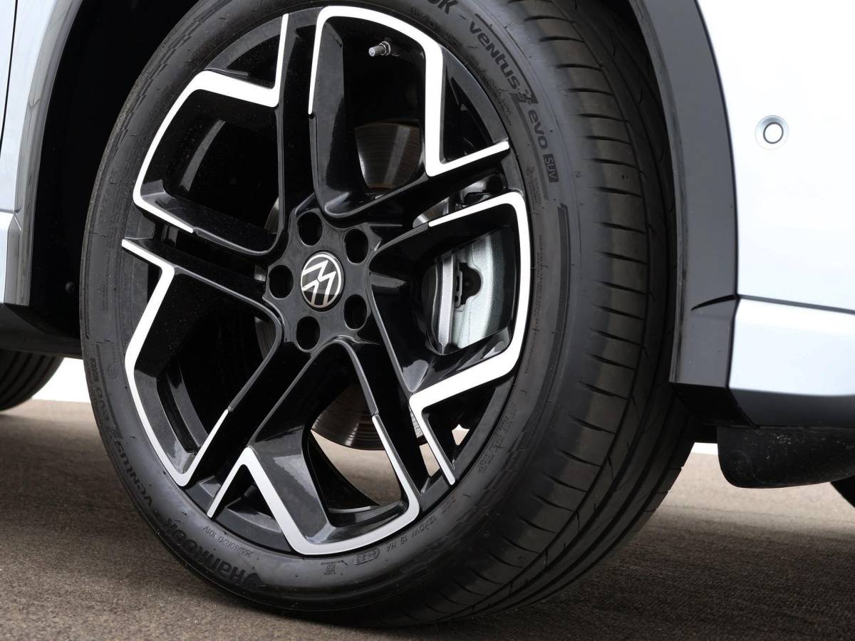 Volkswagen Tiguan Volkswagen Tiguan 1.5 eHybrid 204pk DSG R-Line Edition · Panoramadak · 360 Camera · Inklap. Trekhaak · Matrix LED · Stuur- & Stoelverwarming + Massage · Achterbank verwarmd · Garantie t/m 09-10-2030 of 100.000km