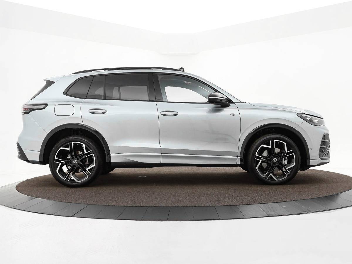 Volkswagen Tiguan Volkswagen Tiguan 1.5 eHybrid 204pk DSG R-Line Edition · Panoramadak · 360 Camera · Inklap. Trekhaak · Matrix LED · Stuur- & Stoelverwarming + Massage · Achterbank verwarmd · Garantie t/m 09-10-2030 of 100.000km