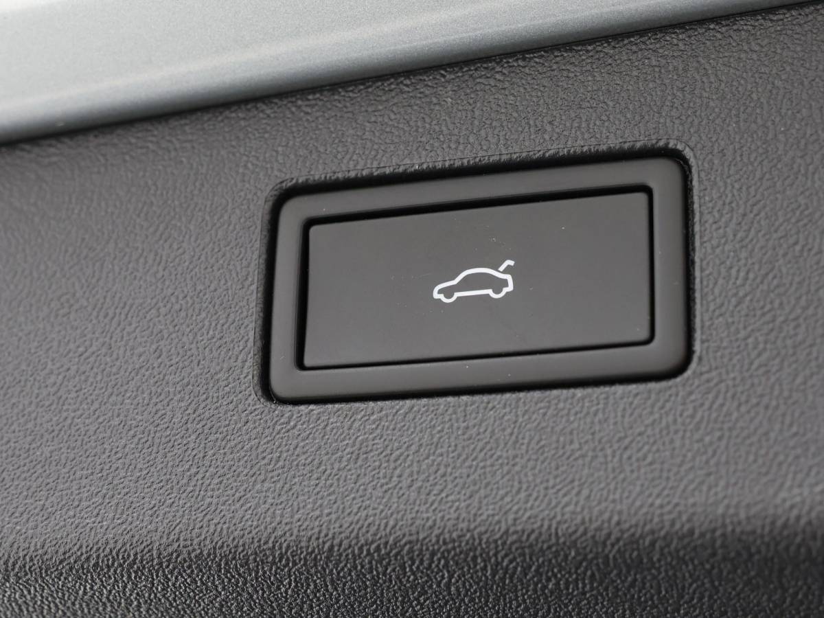 Volkswagen Tiguan Volkswagen Tiguan 1.5 eHybrid 204pk DSG R-Line Edition · Panoramadak · 360 Camera · Inklap. Trekhaak · Matrix LED · Stuur- & Stoelverwarming + Massage · Achterbank verwarmd · Garantie t/m 09-10-2030 of 100.000km