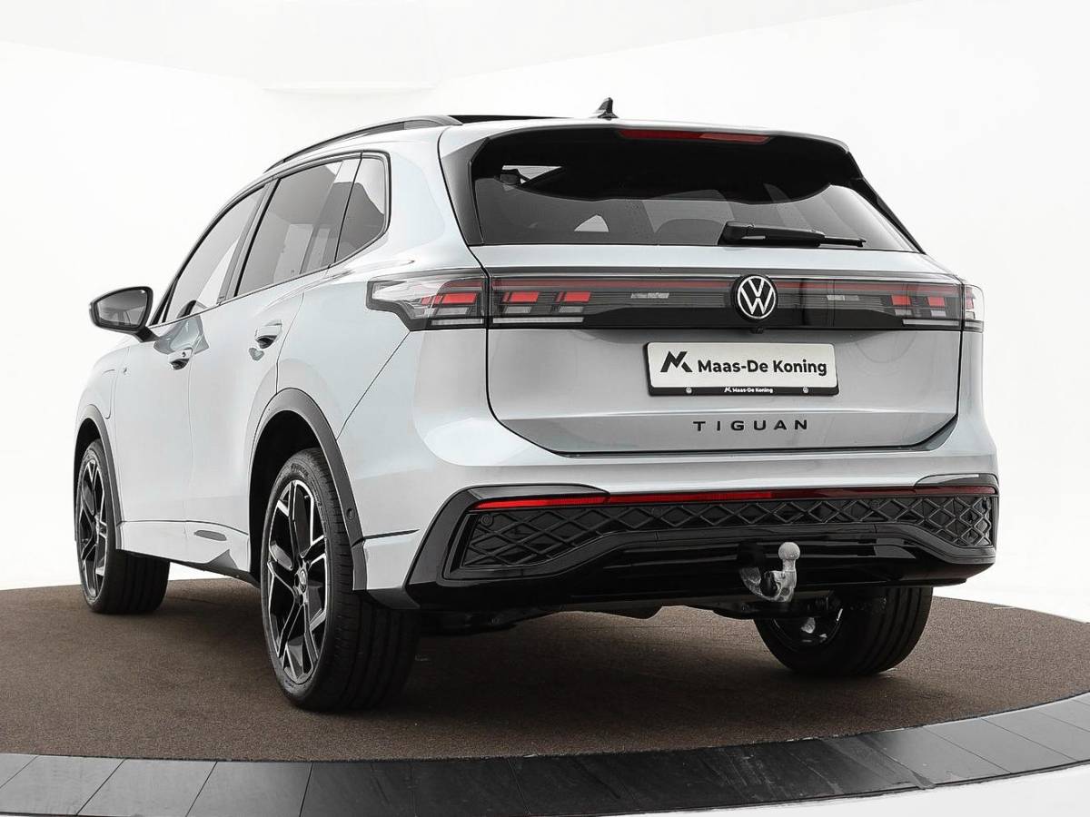 Volkswagen Tiguan Volkswagen Tiguan 1.5 eHybrid 204pk DSG R-Line Edition · Panoramadak · 360 Camera · Inklap. Trekhaak · Matrix LED · Stuur- & Stoelverwarming + Massage · Achterbank verwarmd · Garantie t/m 09-10-2030 of 100.000km