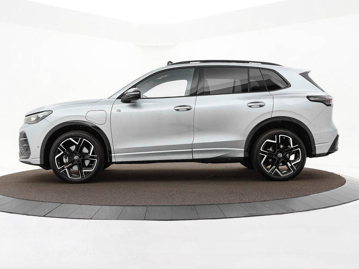 Volkswagen Tiguan Volkswagen Tiguan 1.5 eHybrid 204pk DSG R-Line Edition · Panoramadak · 360 Camera · Inklap. Trekhaak · Matrix LED · Stuur- & Stoelverwarming + Massage · Achterbank verwarmd · Garantie t/m 09-10-2030 of 100.000km