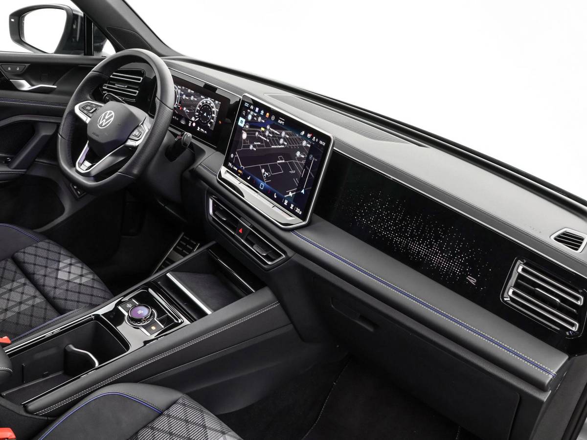 Volkswagen Tiguan Volkswagen Tiguan 1.5 eHybrid 204pk DSG R-Line Edition · Panoramadak · 360 Camera · Inklap. Trekhaak · Matrix LED · Stuur- & Stoelverwarming + Massage · Achterbank verwarmd · Garantie t/m 09-10-2030 of 100.000km