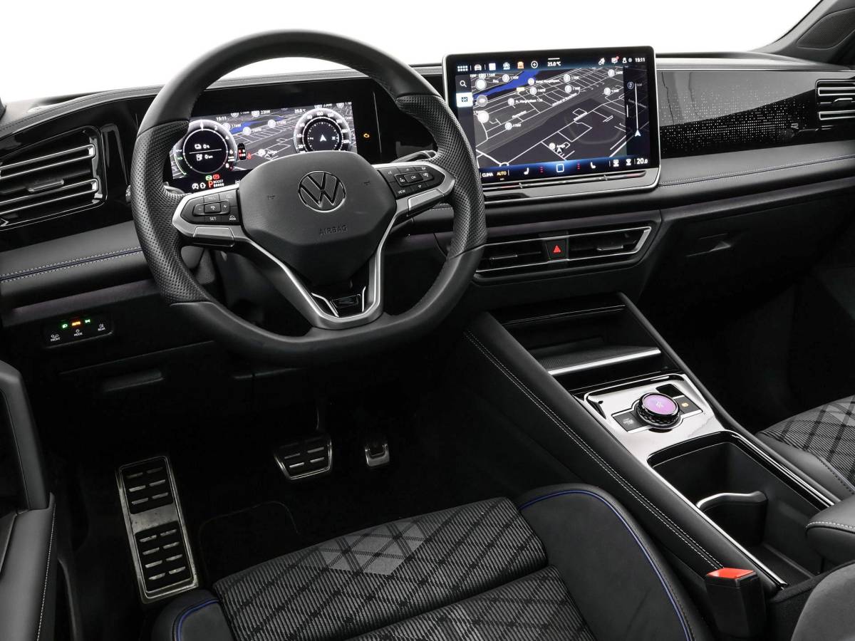Volkswagen Tiguan Volkswagen Tiguan 1.5 eHybrid 204pk DSG R-Line Edition · Panoramadak · 360 Camera · Inklap. Trekhaak · Matrix LED · Stuur- & Stoelverwarming + Massage · Achterbank verwarmd · Garantie t/m 09-10-2030 of 100.000km