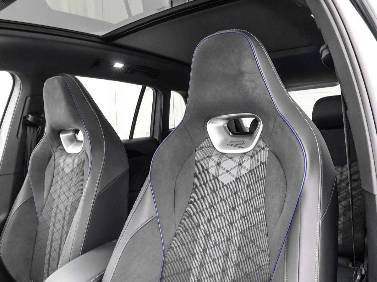 Volkswagen Tiguan Volkswagen Tiguan 1.5 eHybrid 204pk DSG R-Line Edition · Panoramadak · 360 Camera · Inklap. Trekhaak · Matrix LED · Stuur- & Stoelverwarming + Massage · Achterbank verwarmd · Garantie t/m 09-10-2030 of 100.000km