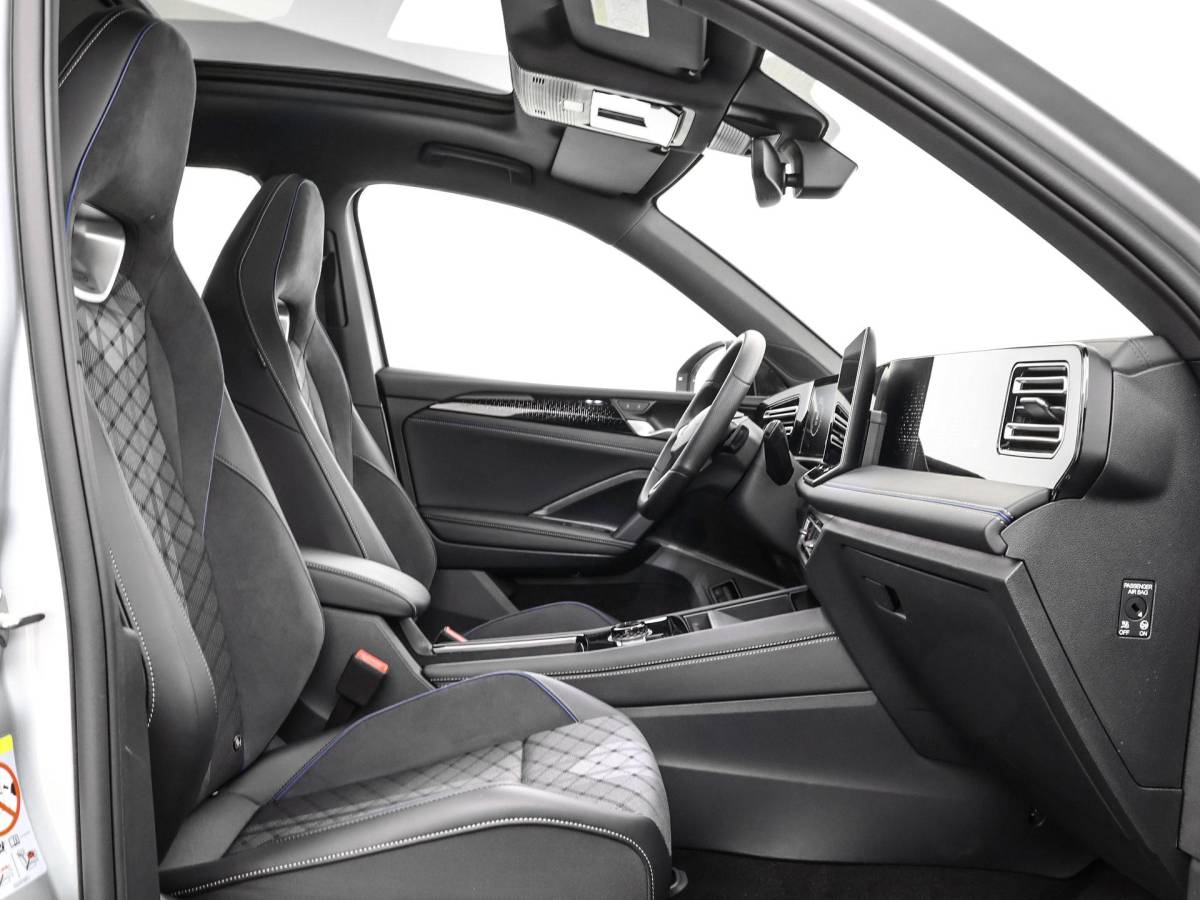 Volkswagen Tiguan Volkswagen Tiguan 1.5 eHybrid 204pk DSG R-Line Edition · Panoramadak · 360 Camera · Inklap. Trekhaak · Matrix LED · Stuur- & Stoelverwarming + Massage · Achterbank verwarmd · Garantie t/m 09-10-2030 of 100.000km