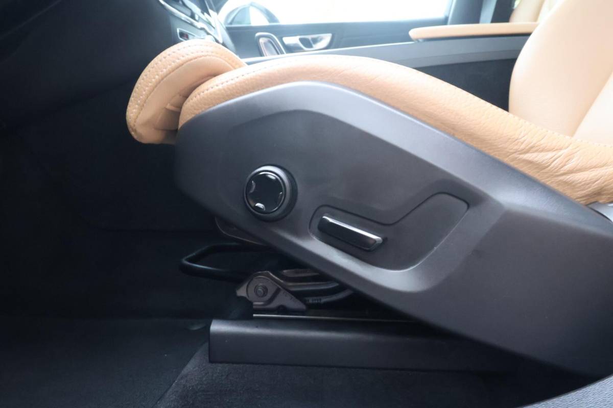 Volvo XC60 Volvo XC60 T8 Recharge AWD Momentum | Leder | Panoramadak | Parkeercamera | Keyless