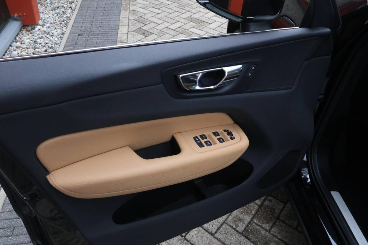 Volvo XC60 Volvo XC60 T8 Recharge AWD Momentum | Leder | Panoramadak | Parkeercamera | Keyless