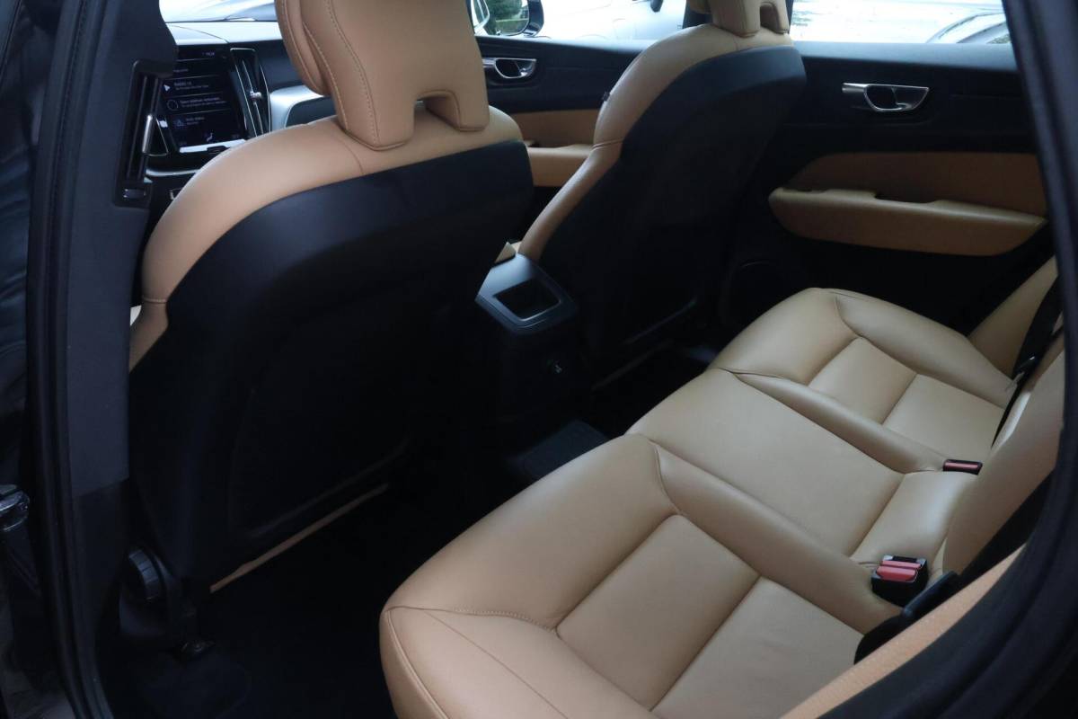 Volvo XC60 Volvo XC60 T8 Recharge AWD Momentum | Leder | Panoramadak | Parkeercamera | Keyless