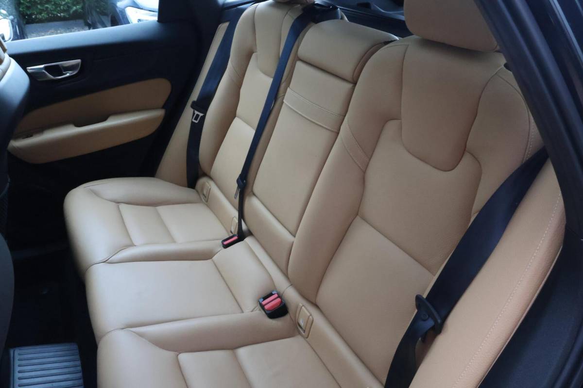 Volvo XC60 Volvo XC60 T8 Recharge AWD Momentum | Leder | Panoramadak | Parkeercamera | Keyless