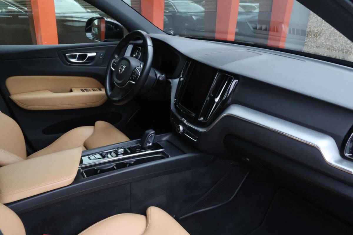 Volvo XC60 Volvo XC60 T8 Recharge AWD Momentum | Leder | Panoramadak | Parkeercamera | Keyless