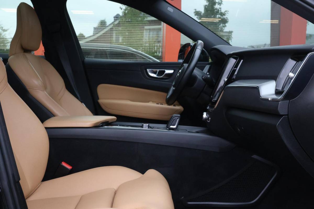 Volvo XC60 Volvo XC60 T8 Recharge AWD Momentum | Leder | Panoramadak | Parkeercamera | Keyless