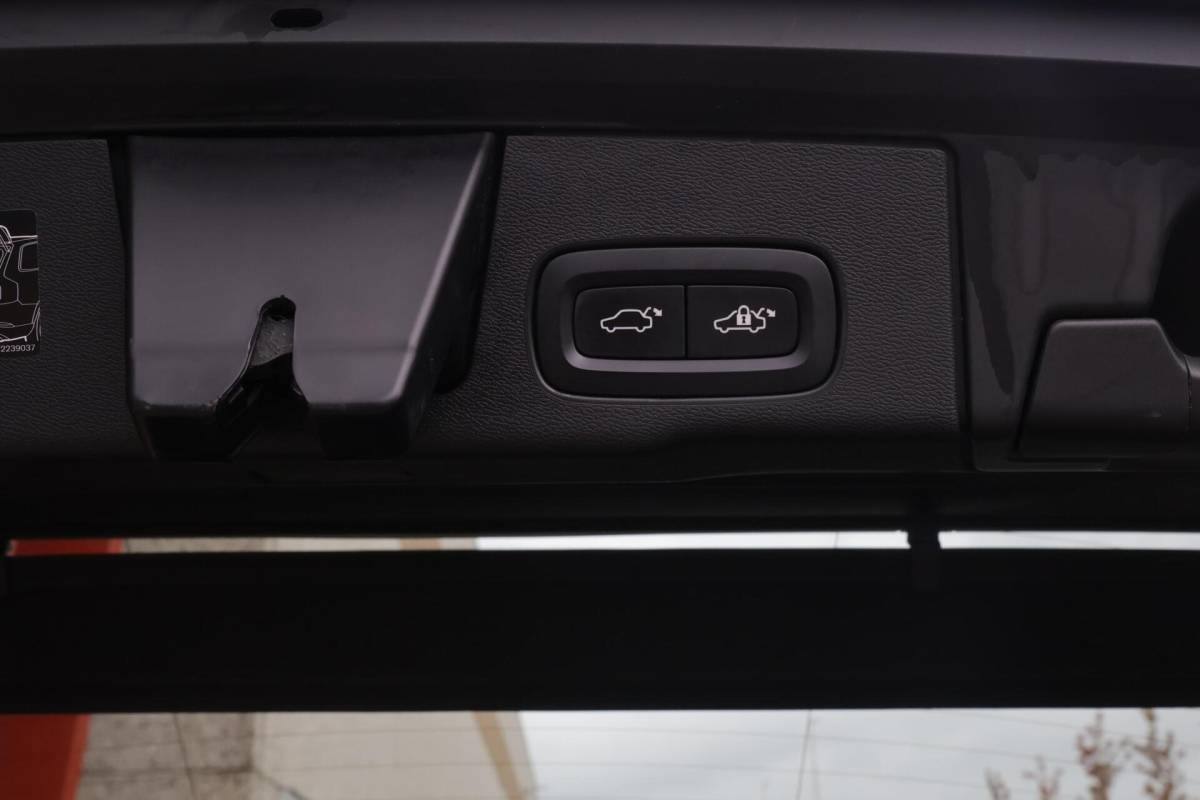 Volvo XC60 Volvo XC60 T8 Recharge AWD Momentum | Leder | Panoramadak | Parkeercamera | Keyless