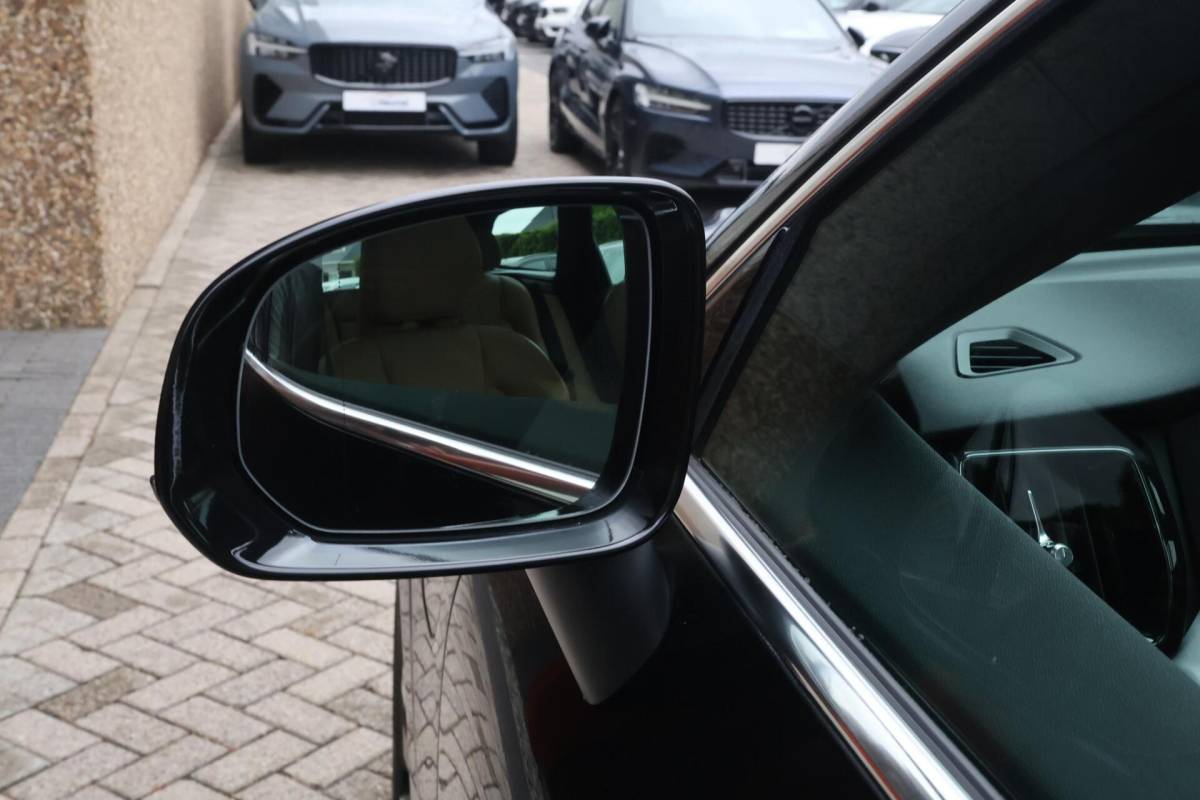 Volvo XC60 Volvo XC60 T8 Recharge AWD Momentum | Leder | Panoramadak | Parkeercamera | Keyless