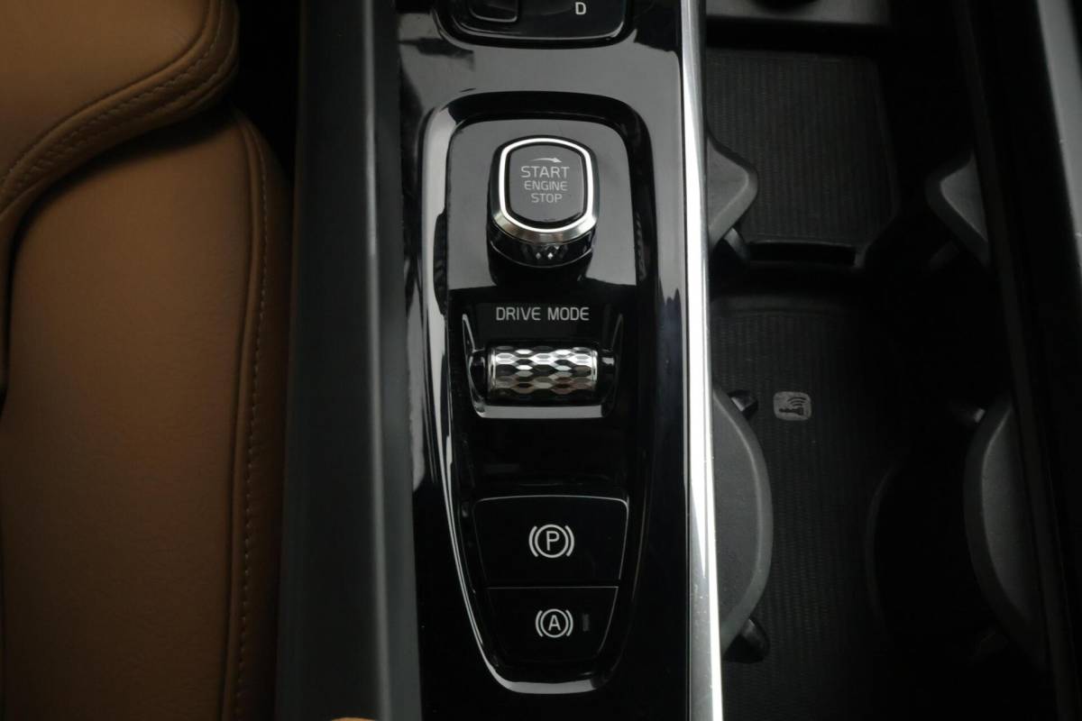 Volvo XC60 Volvo XC60 T8 Recharge AWD Momentum | Leder | Panoramadak | Parkeercamera | Keyless