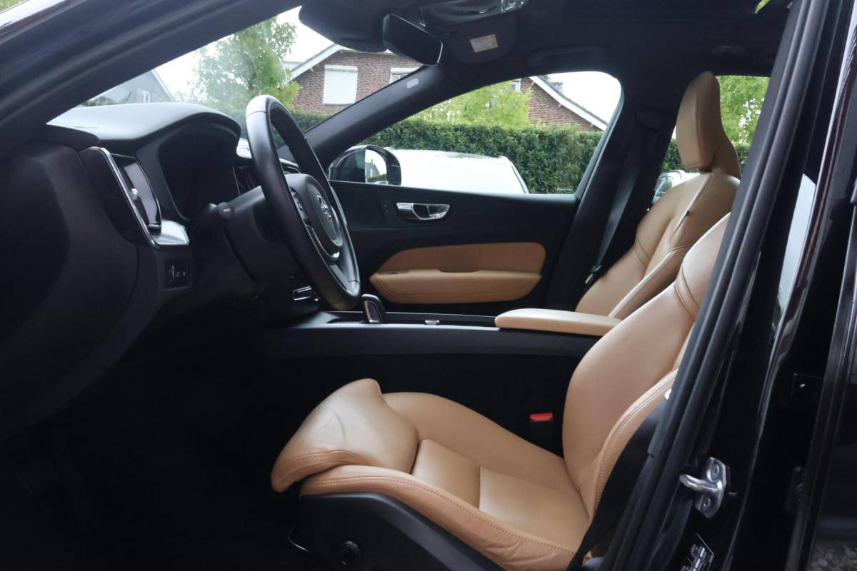 Volvo XC60 Volvo XC60 T8 Recharge AWD Momentum | Leder | Panoramadak | Parkeercamera | Keyless