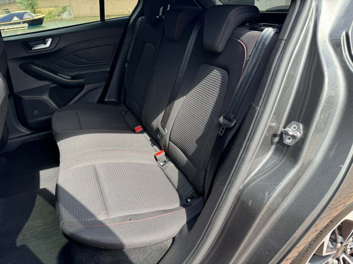 Ford Focus Ford Focus 1.0 EcoBoost Titanium Business **CARPLAY + KEYLESS + WINTER PACK + CAMERA****