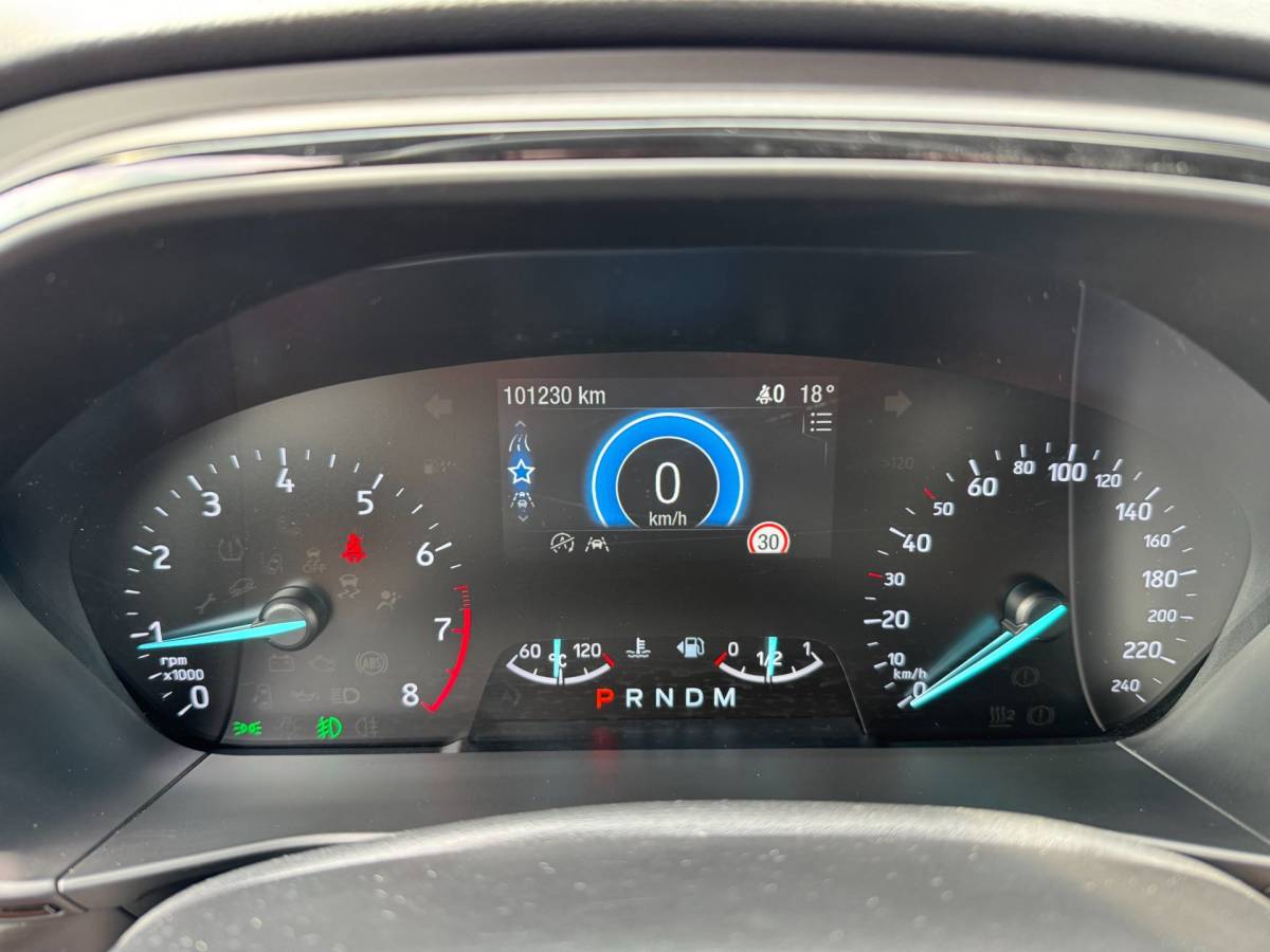Ford Focus Ford Focus 1.0 EcoBoost Titanium Business **CARPLAY + KEYLESS + WINTER PACK + CAMERA****