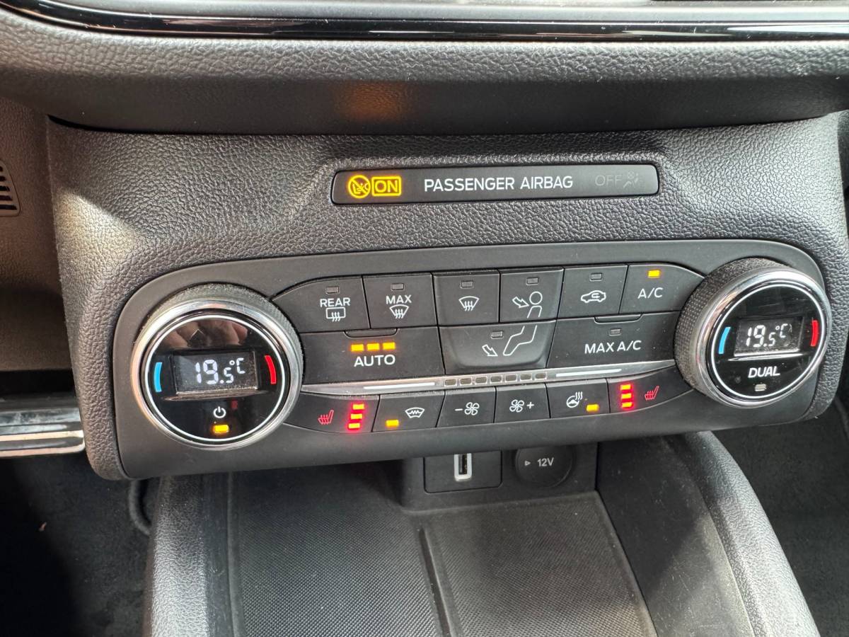 Ford Focus Ford Focus 1.0 EcoBoost Titanium Business **CARPLAY + KEYLESS + WINTER PACK + CAMERA****