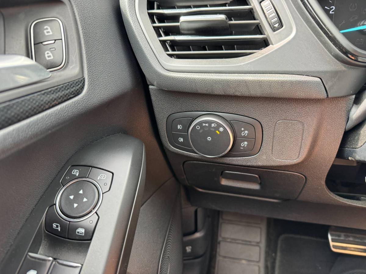 Ford Focus Ford Focus 1.0 EcoBoost Titanium Business **CARPLAY + KEYLESS + WINTER PACK + CAMERA****