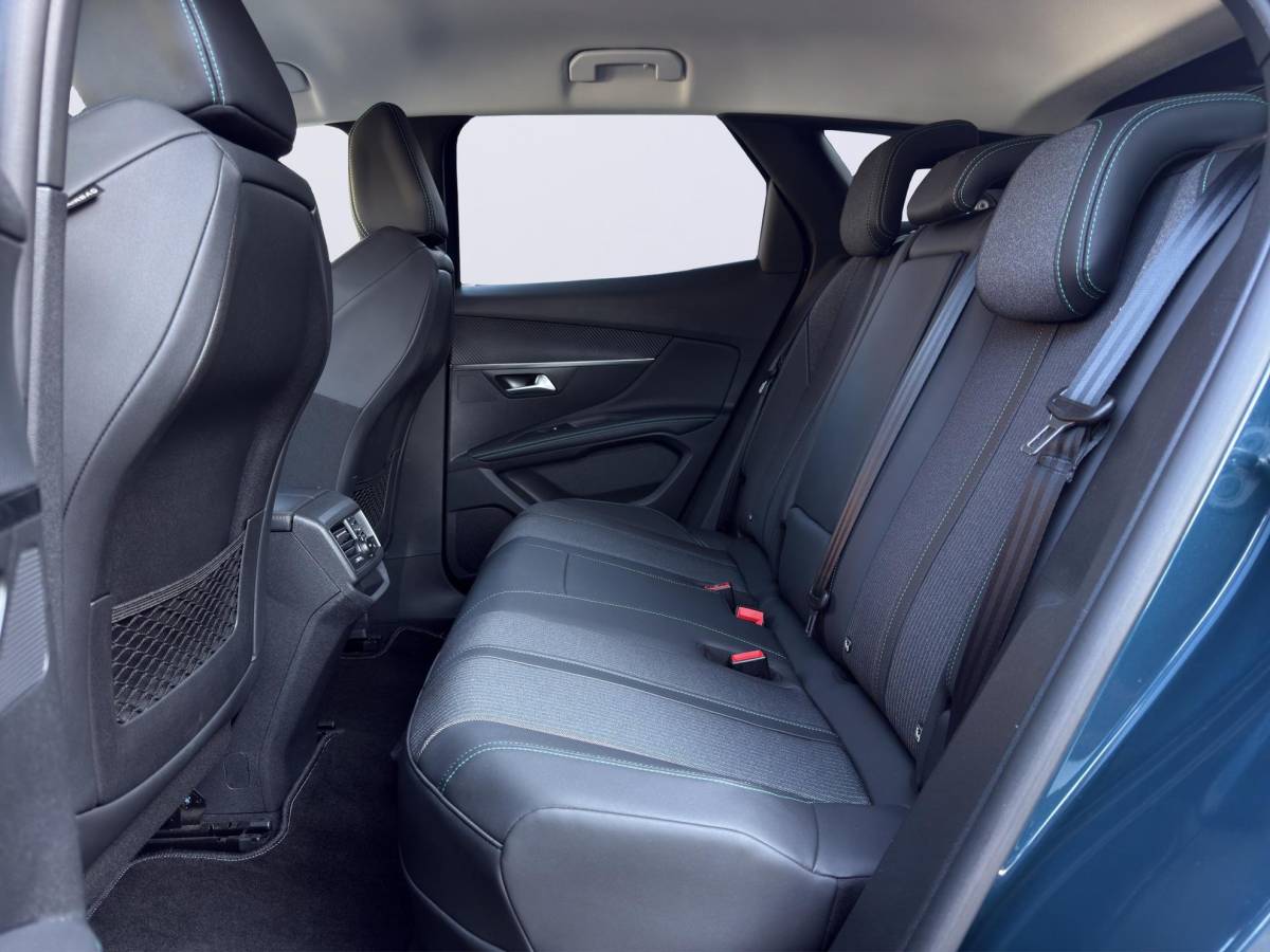 Peugeot 3008 Peugeot 3008 1.6 HYbrid 225 Allure /Apple & Android Carplay/BTW/Camera Achter/Cruise & Climate Control/Half-leder interieur/DAB+/FULL-LED/Stoelverwarming/18″LMV/(MET GARANTIE*)